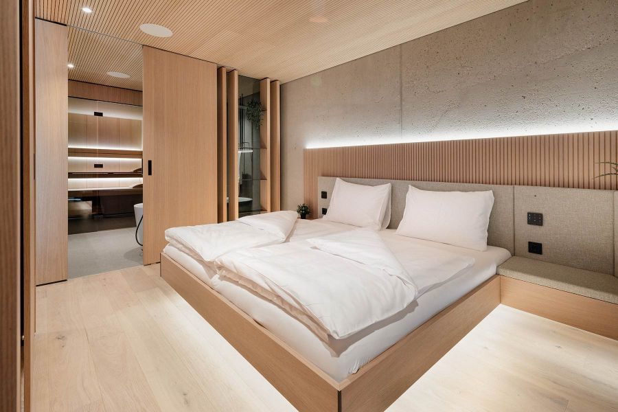 Kollerschlag Loxone Campus Suite mit gro&szlig;em Bett