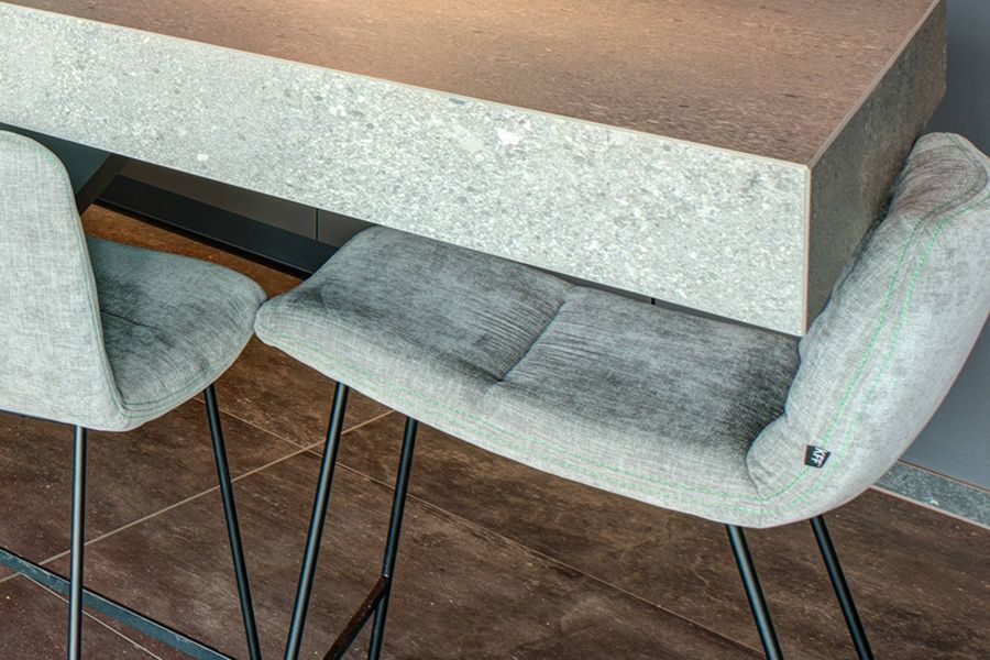 Details Sessel mit Küchenplatte in grau