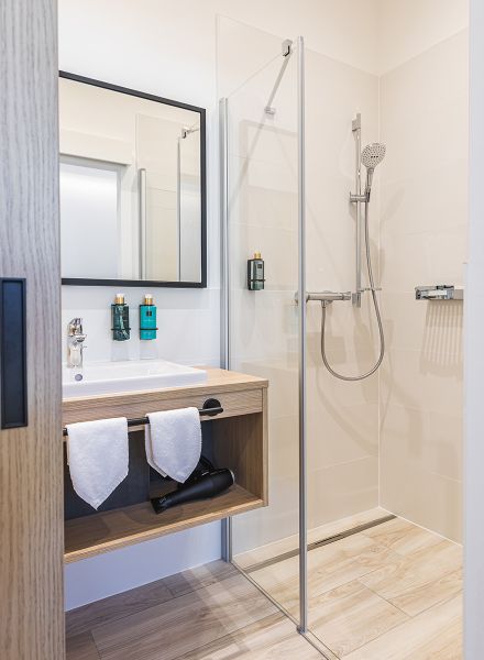 Badezimmer mit Waschtisch und Dusche 