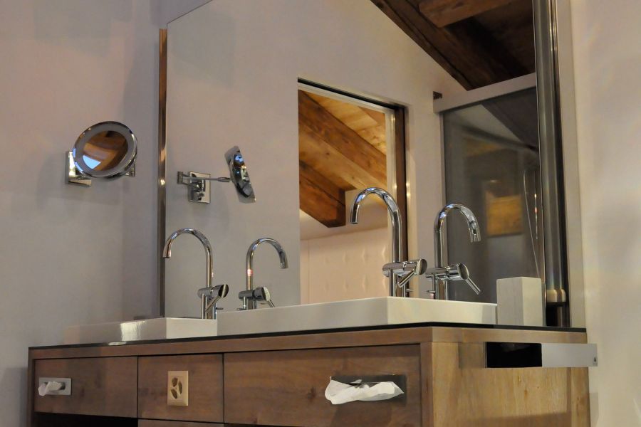 Waschbeckenansicht im Suitenhotel Matthiol in Zermatt