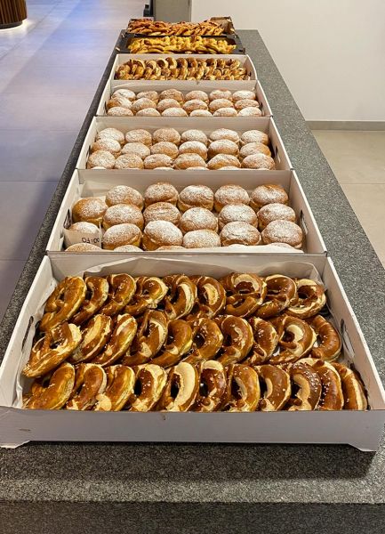 Theke mit Essen für den Schulbesuch bei Appia, darunter Brezen und Krapfen