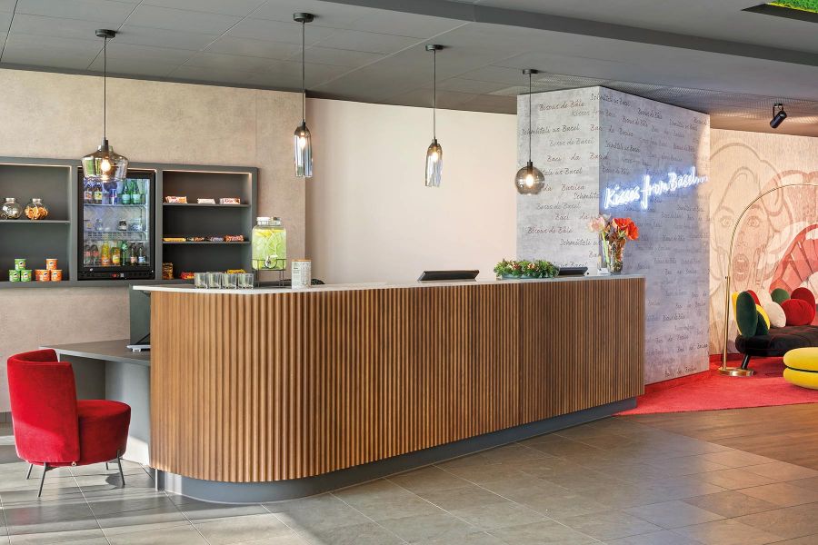 Rezeption und Lounge im Essential by Dorint in Basel
