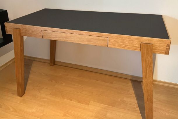 Der Tisch aus Holz von Sebastian zeigt sein Können als Schreiner-Geselle