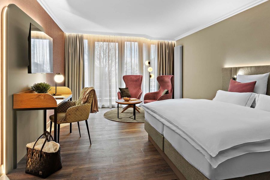 Helles Ambiente im Komptess Zimmer Churfürstenhof Bad Birnbach durch helles Holzparkett und stilvolle Einrichtung