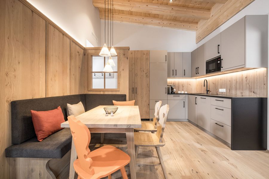 Küche mit Massivholztisch und Eckbank