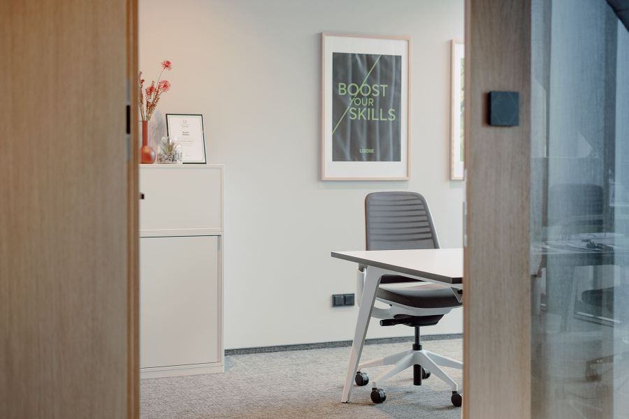 Büro mit Bürostuhl und weißen Tisch