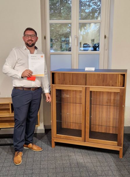 Schreinergeselle Armin mit Urkunde und Gesellenstück in Simbach
