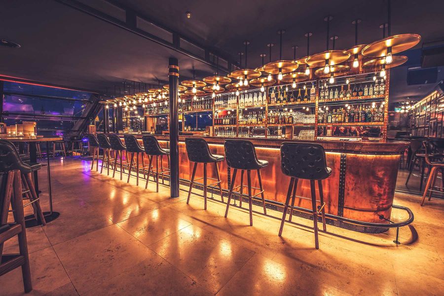 Rooftop Bar mit Barhockern und Blick &uuml;ber Luzern