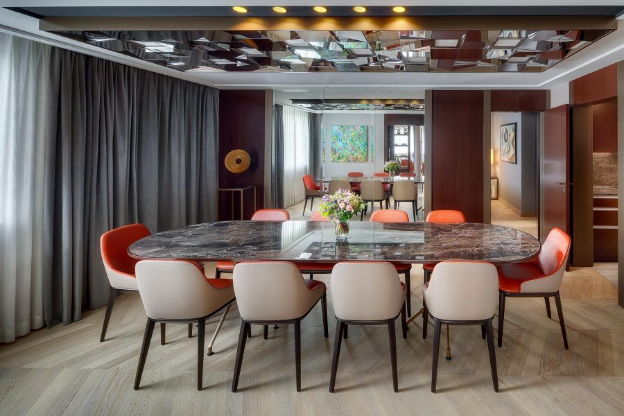 Esszimmer mit Marmortisch in der Pr&auml;sidentensuite