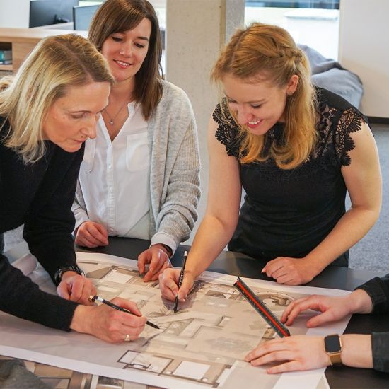 Architekten besprechen Entwurfskonzept