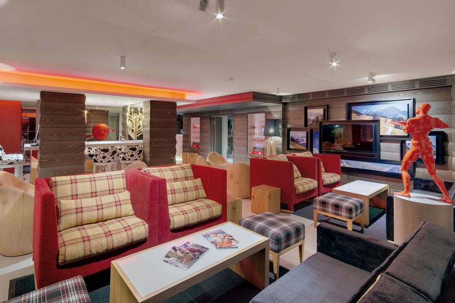 Hotellobby des Projekts Hotel Agora Swissnight von APPIA, die durch modernes Design und stilvolle M&ouml;bel eine einladende Atmosph&auml;re schafft und Funktionalit&auml;t mit &auml;sthetischem Anspruch verbindet