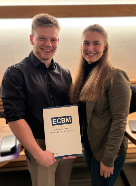 Azubi Johannes und Ausbildungswesen Jacqueline bei Zeugnisvergabe