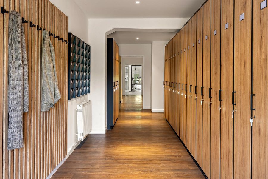 B&uuml;ro-Einrichtung mit Garderobe und Spind