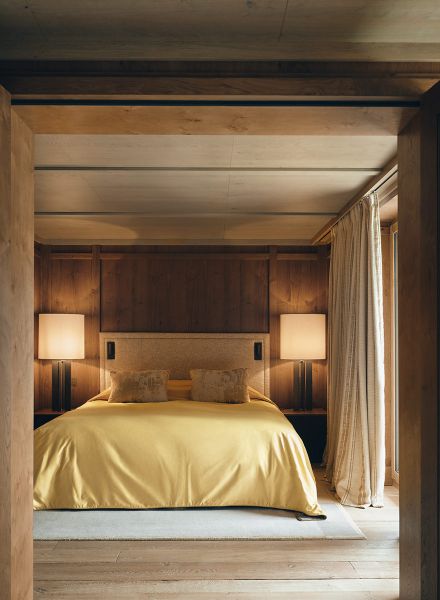 gemütliches Schlafzimmer mit Holzverkleidungen geplant von Appia