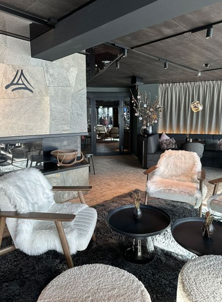 Lounge im Hüttenstyle in Hinterstoder mit Schaffellen und Kamin