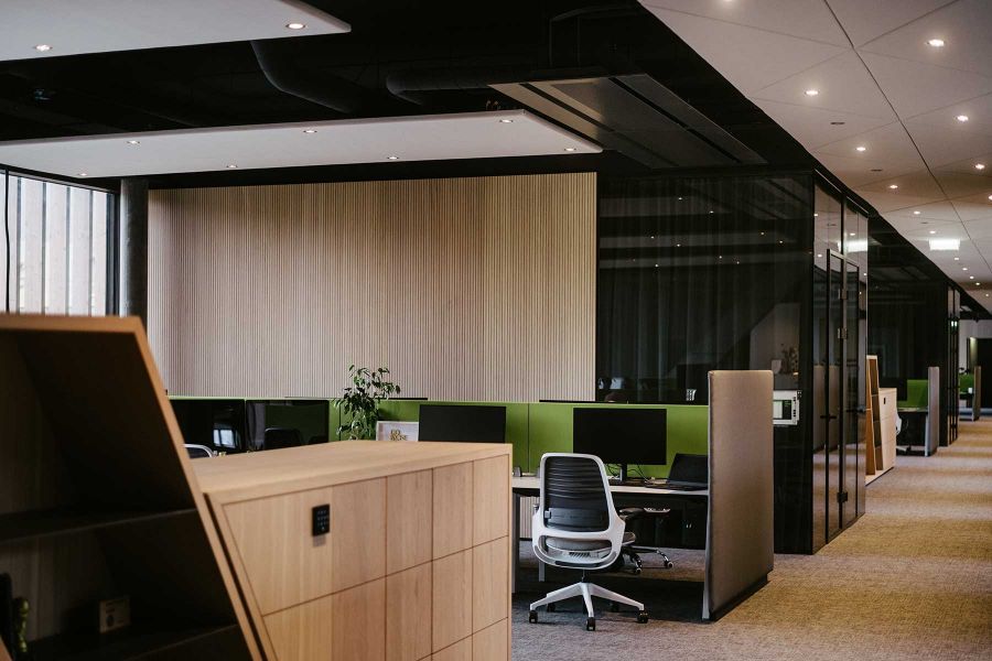 Office mit Holzschränken und Holzpanelwänden